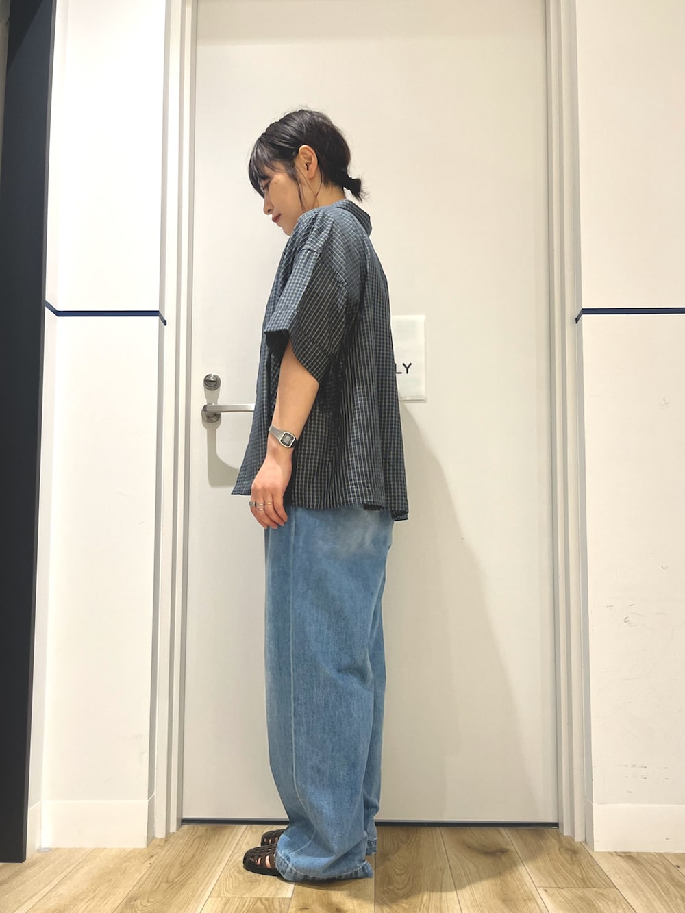 ホワイト系のTシャツ/カットソー、ブルー系のシャツ/ブラウス、ブラック系のボディバッグ/ウエストポーチを着用したレディースの夏コーディネートの2枚目の写真