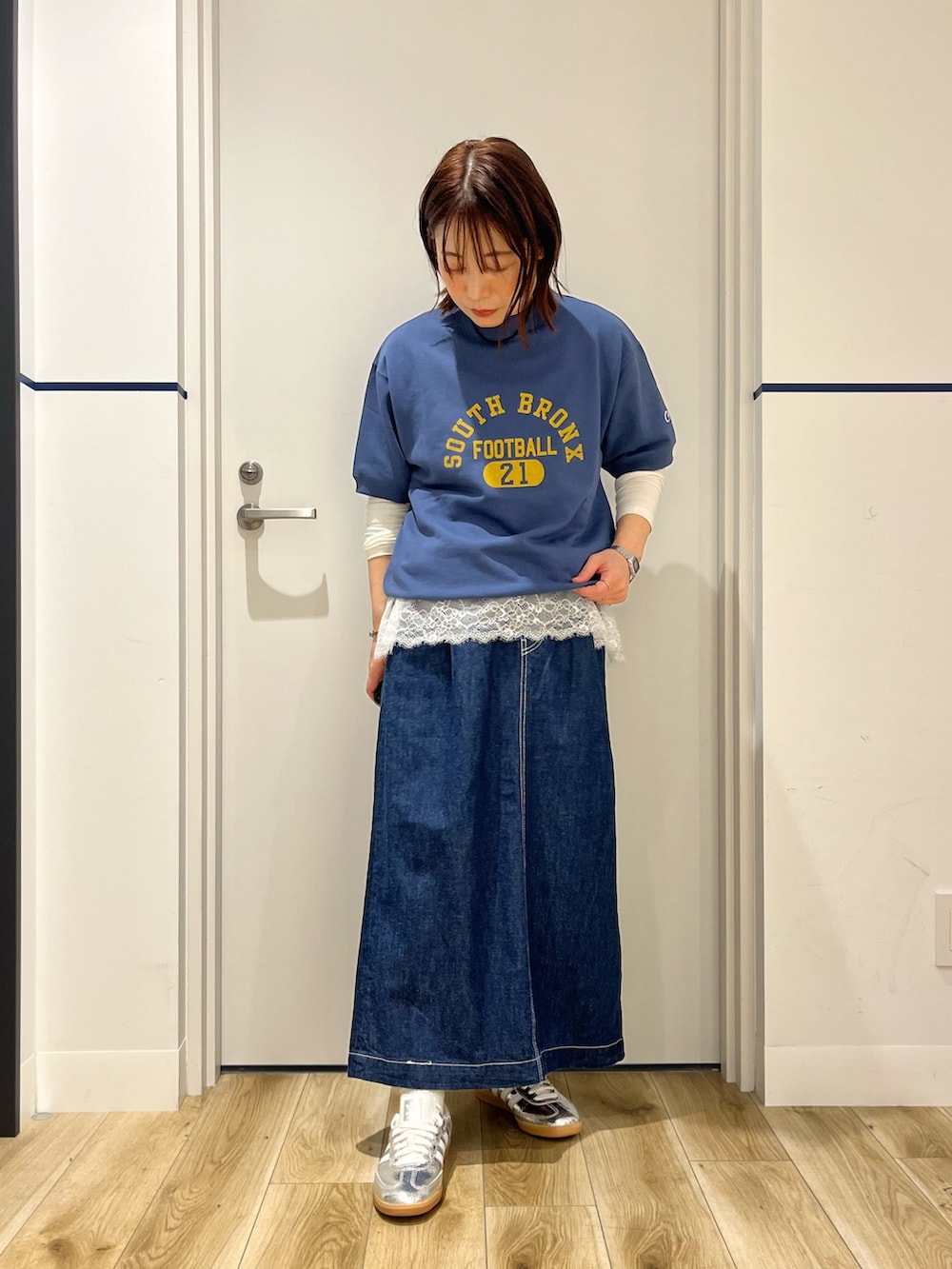 ブルー系のスカート、ホワイト系のTシャツ/カットソー、ブルー系のスウェットを着用したレディースの春コーディネートの4枚目の写真