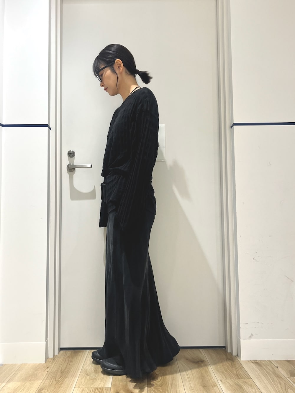 ブラック系のTシャツ/カットソー、シルバー系のトートバッグ、ブラック系のスカートを着用したレディースの秋コーディネートの3枚目の写真