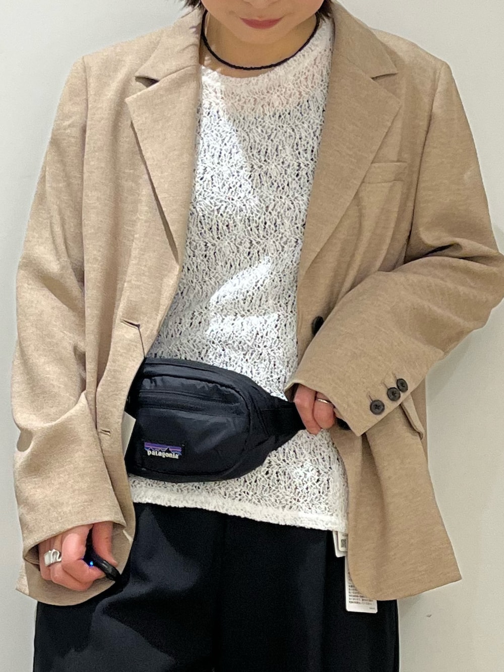 ベージュ系のその他アウター、ブラック系のローファー、ブラック系のその他パンツを着用したレディースの春コーディネートの3枚目の写真