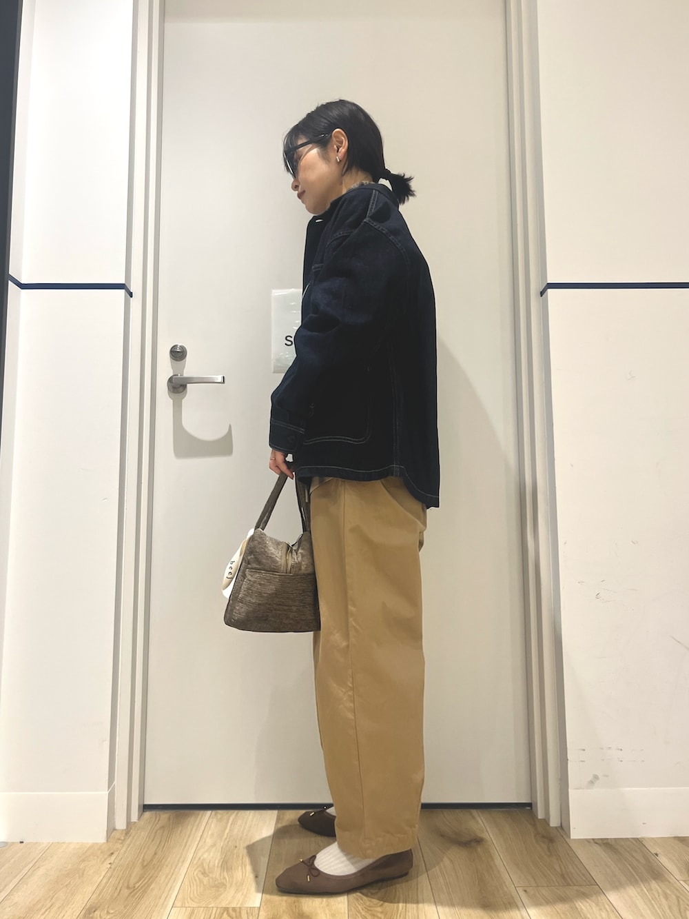 ベージュ系のシャツ/ブラウス、ブルー系のデニムジャケット、ベージュ系のその他パンツを着用したレディースの秋コーディネートの2枚目の写真