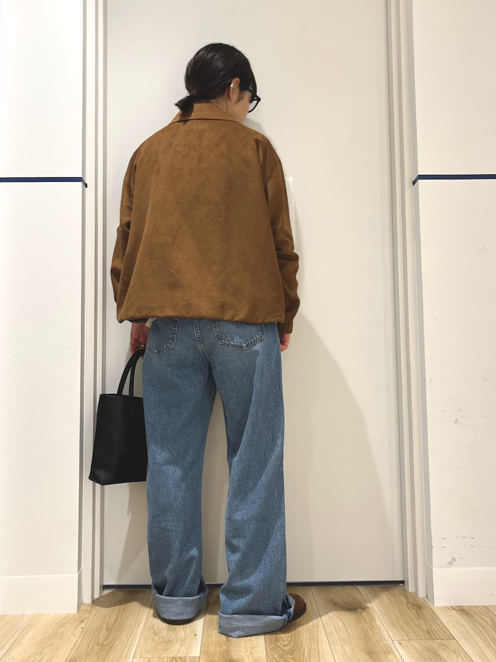グレー系のニット/セーター、イエロー系のブルゾン、ブラック系のトートバッグを着用したレディースの秋コーディネートの3枚目の写真