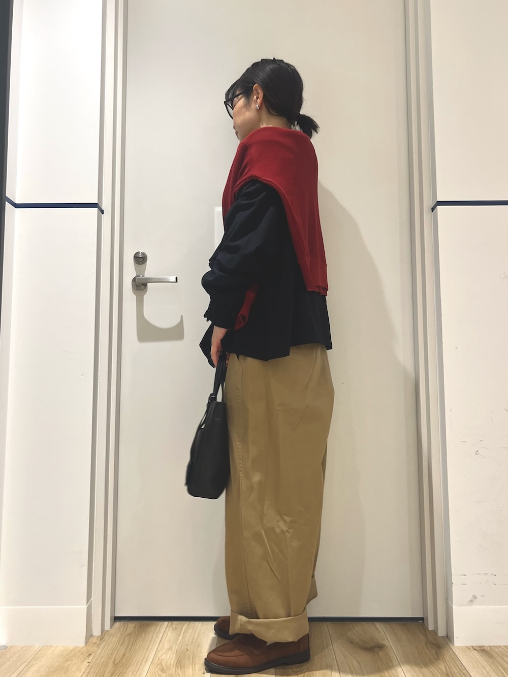 ベージュ系のその他パンツ、イエロー系のローファー、ブラック系のトートバッグを着用したレディースの秋コーディネートの2枚目の写真