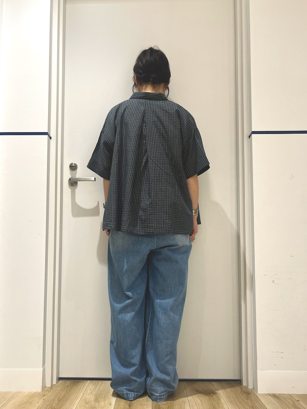 ホワイト系のTシャツ/カットソー、ブルー系のシャツ/ブラウス、ブラック系のボディバッグ/ウエストポーチを着用したレディースの夏コーディネートの3枚目の写真