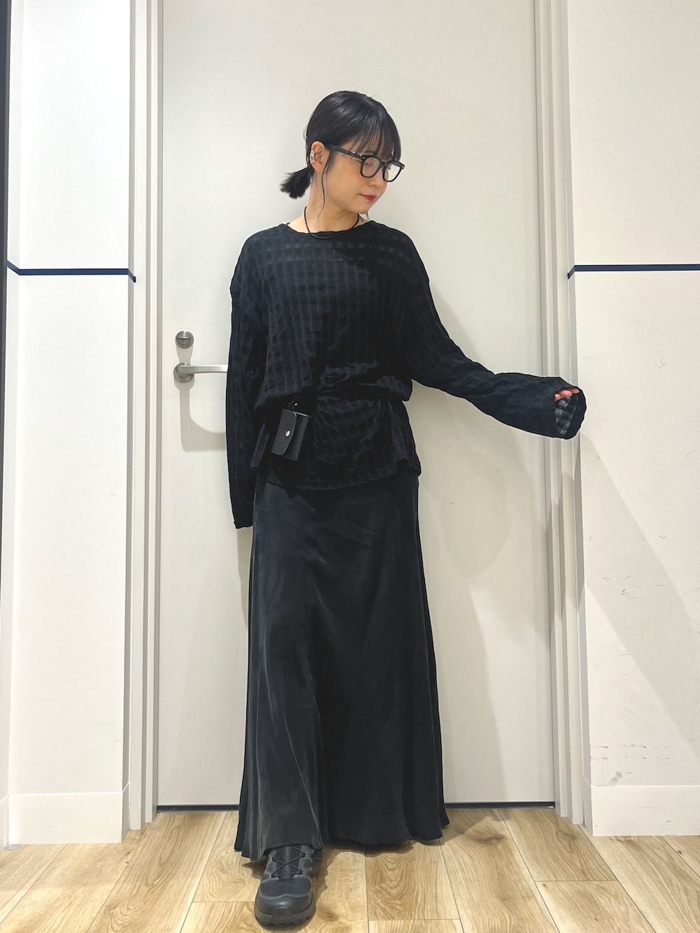 ブラック系のTシャツ/カットソー、シルバー系のトートバッグ、ブラック系のスカートを着用したレディースの秋コーディネートの4枚目の写真