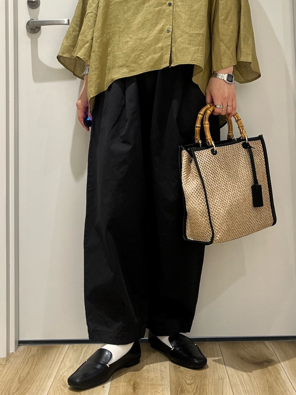 ブラック系のローファー、ブラック系のその他パンツ、ベージュ系のショルダーバッグを着用したレディースの春コーディネートの5枚目の写真
