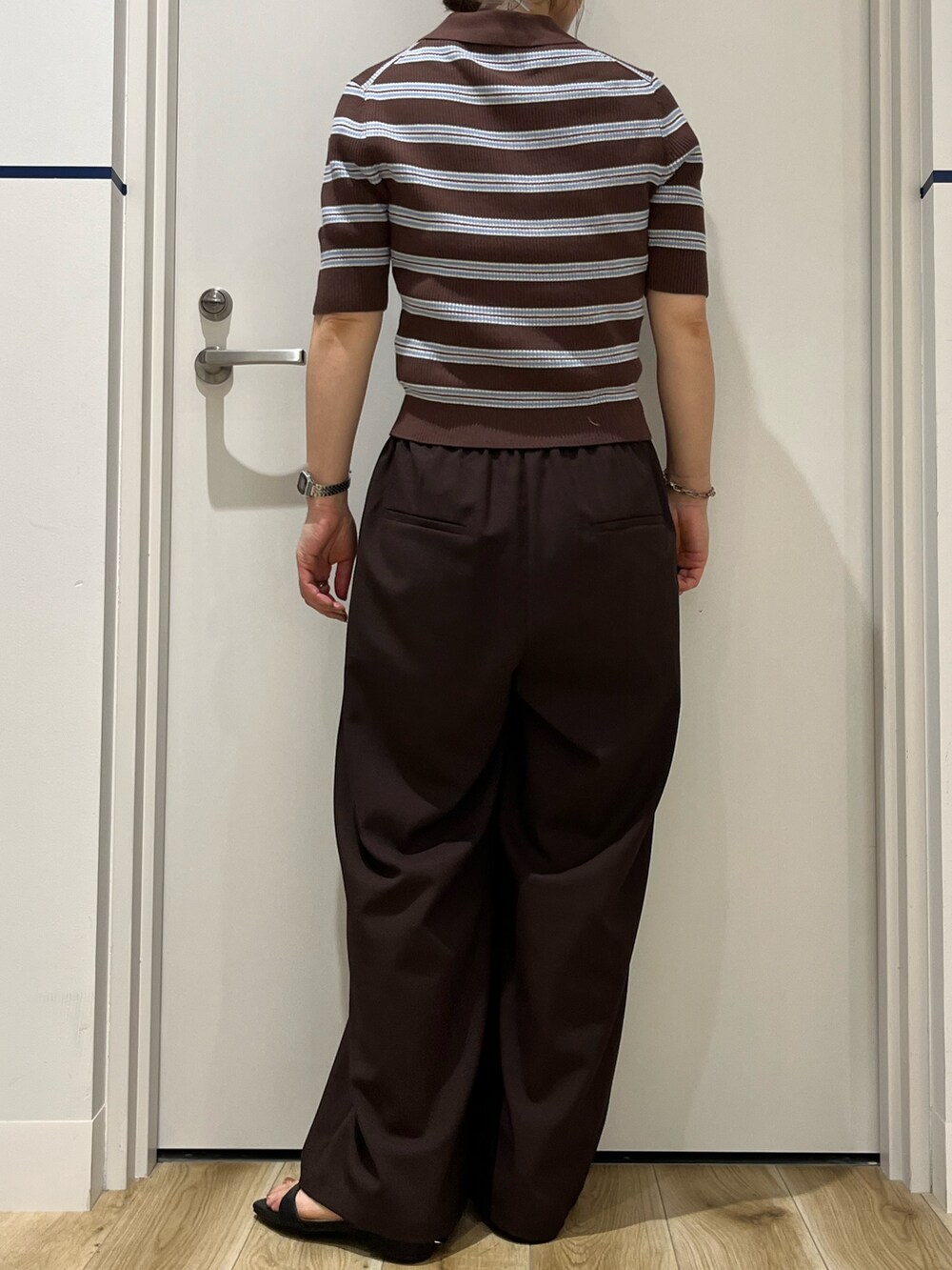ブラウン系のニット/セーター、ブラウン系のその他パンツ、ブラック系のサンダルを着用したレディースの夏コーディネートの4枚目の写真