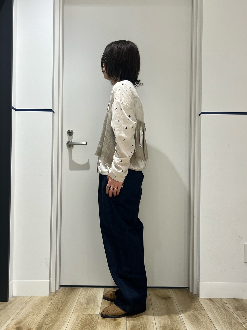 ブルー系のその他パンツ、イエロー系のローファー、ベージュ系のその他トップスを着用したレディースの春コーディネートの2枚目の写真