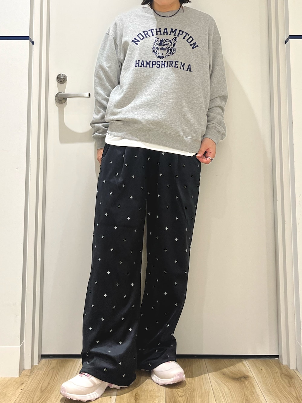 ピンク系のスニーカー、グレー系のスウェット、ホワイト系のTシャツ/カットソーを着用したレディースの秋コーディネートの4枚目の写真