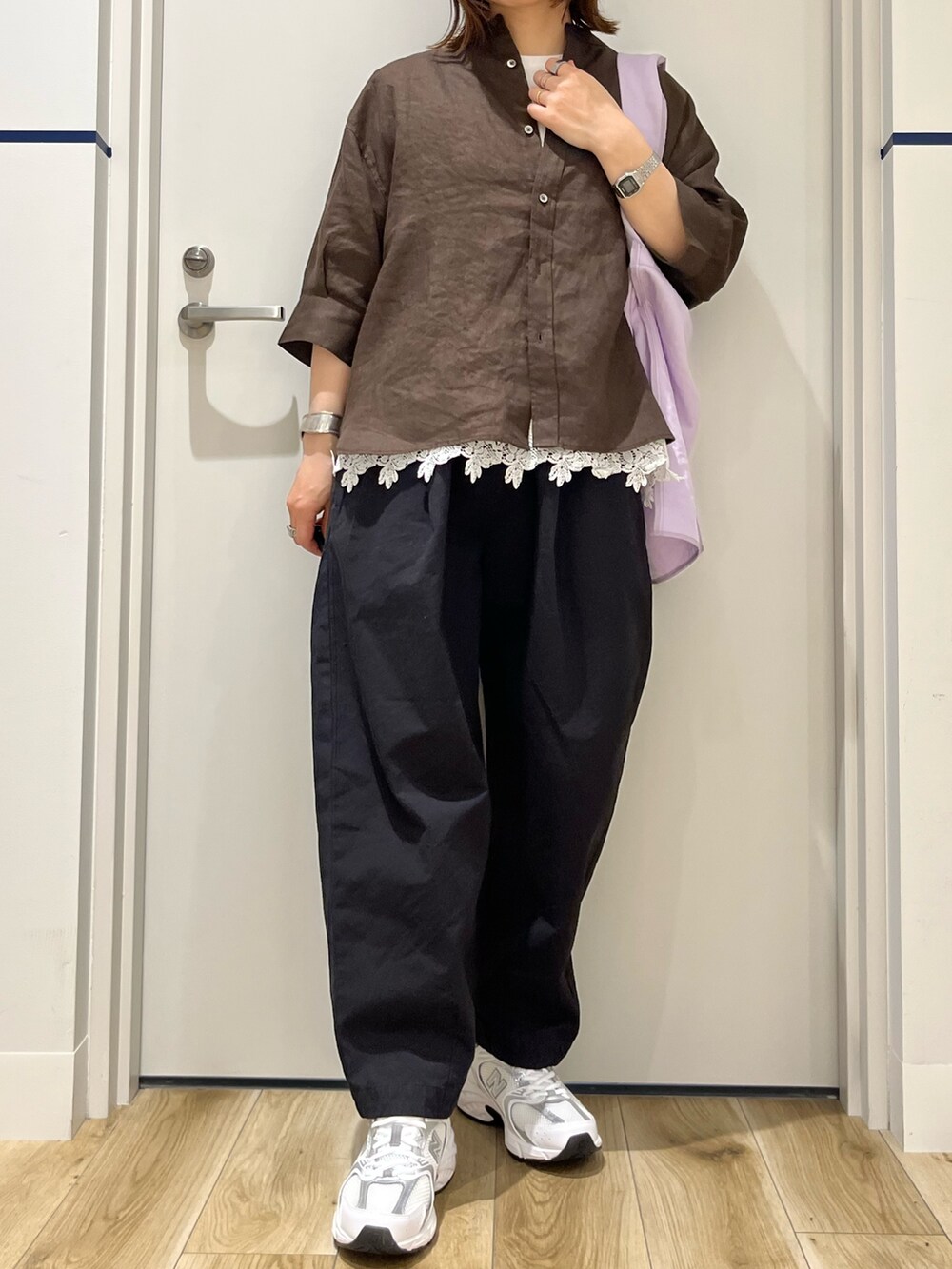 ブラック系のその他パンツ、シルバー系のスニーカー、ホワイト系のTシャツ/カットソーを着用したレディースの春コーディネートの6枚目の写真