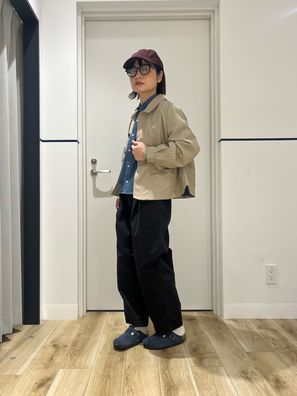 ベージュ系のテーラードジャケット、ブラック系のその他パンツ、ブルー系のサンダルを着用したレディースの冬コーディネートの3枚目の写真