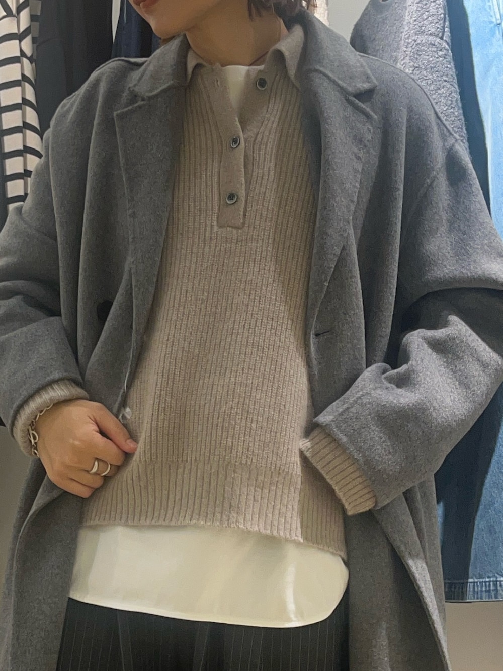 ベージュ系のニット/セーター、その他のその他パンツ、ホワイト系のTシャツ/カットソーを着用したレディースの秋コーディネートの5枚目の写真