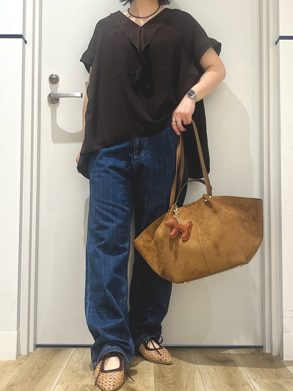 ブラウン系のシャツ/ブラウス、ブルー系のデニムパンツ、イエロー系のトートバッグを着用したレディースの夏コーディネートの4枚目の写真