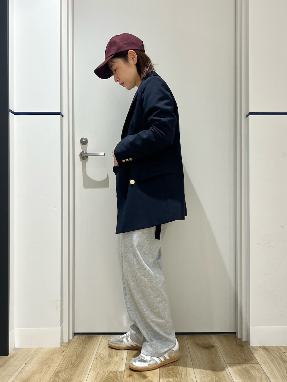 ブラック系のボディバッグ/ウエストポーチ、ブラック系のTシャツ/カットソー、グレー系のその他パンツを着用したレディースの春コーディネートの2枚目の写真