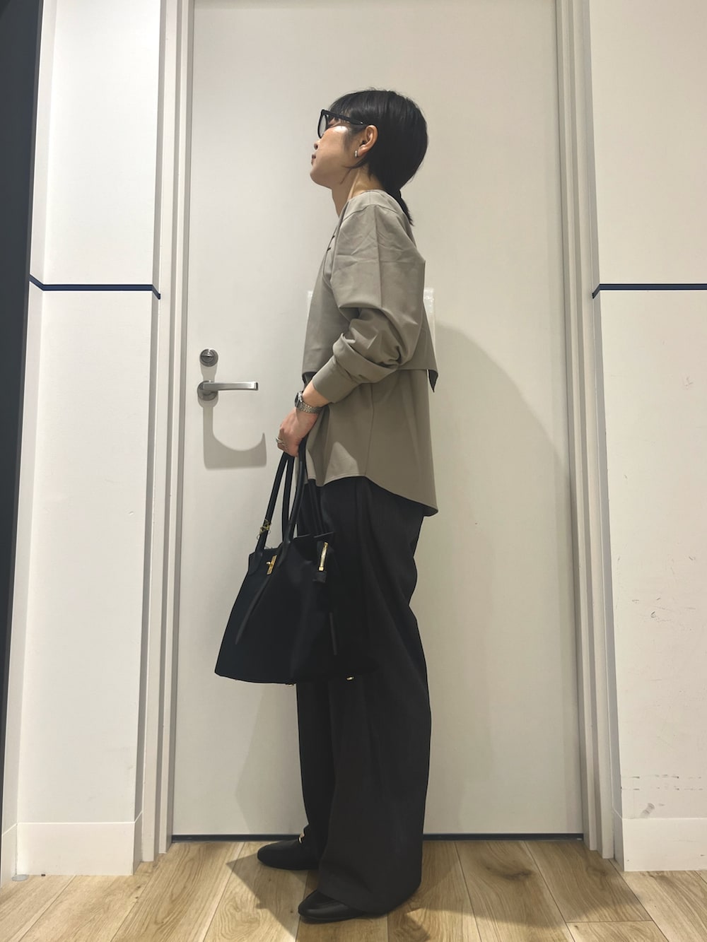 ブラック系のパンプス、グレー系のその他パンツ、ベージュ系のシャツ/ブラウスを着用したレディースの秋コーディネートの2枚目の写真