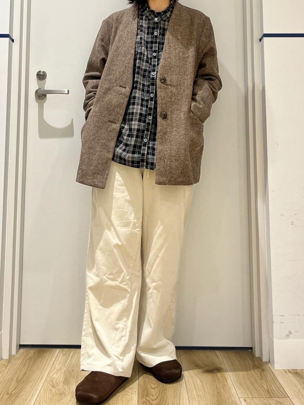 ブラウン系のその他シューズ、ホワイト系のその他パンツ、ブラウン系のノーカラージャケットを着用したレディースの秋コーディネートの4枚目の写真