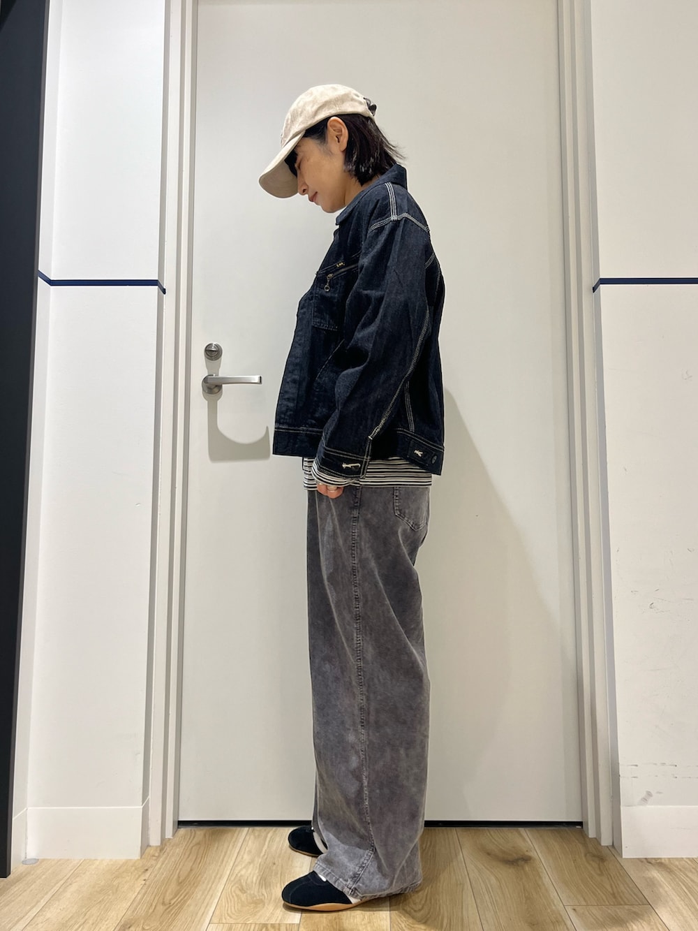 ブルー系のデニムジャケット、グレー系のTシャツ/カットソー、グレー系のその他パンツを着用したレディースの秋コーディネートの2枚目の写真