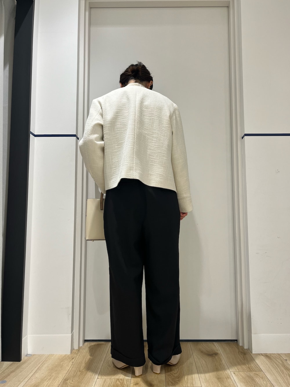 ホワイト系のトートバッグ、ブラック系のその他パンツ、ベージュ系のパンプスを着用したレディースの春コーディネートの3枚目の写真