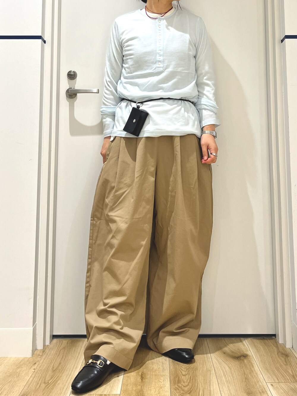 ベージュ系のその他パンツ、ブラック系のローファー、ホワイト系のTシャツ/カットソーを着用したレディースの秋コーディネートの5枚目の写真