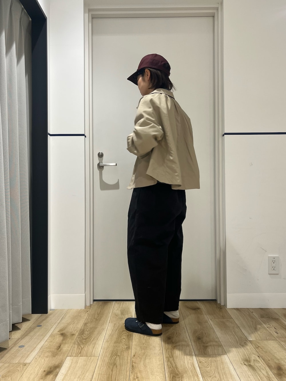 ベージュ系のテーラードジャケット、ブラック系のその他パンツ、ブルー系のサンダルを着用したレディースの冬コーディネートの2枚目の写真