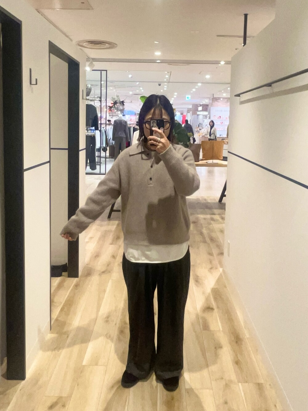 ベージュ系のニット/セーター、その他のその他パンツ、ホワイト系のTシャツ/カットソーを着用したレディースの秋コーディネートの3枚目の写真