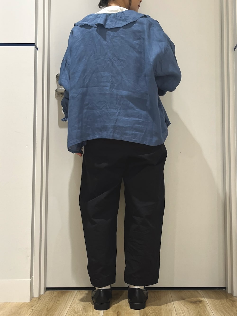 ブルー系のシャツ/ブラウス、ホワイト系のTシャツ/カットソー、グレー系のトートバッグを着用したレディースの夏コーディネートの4枚目の写真