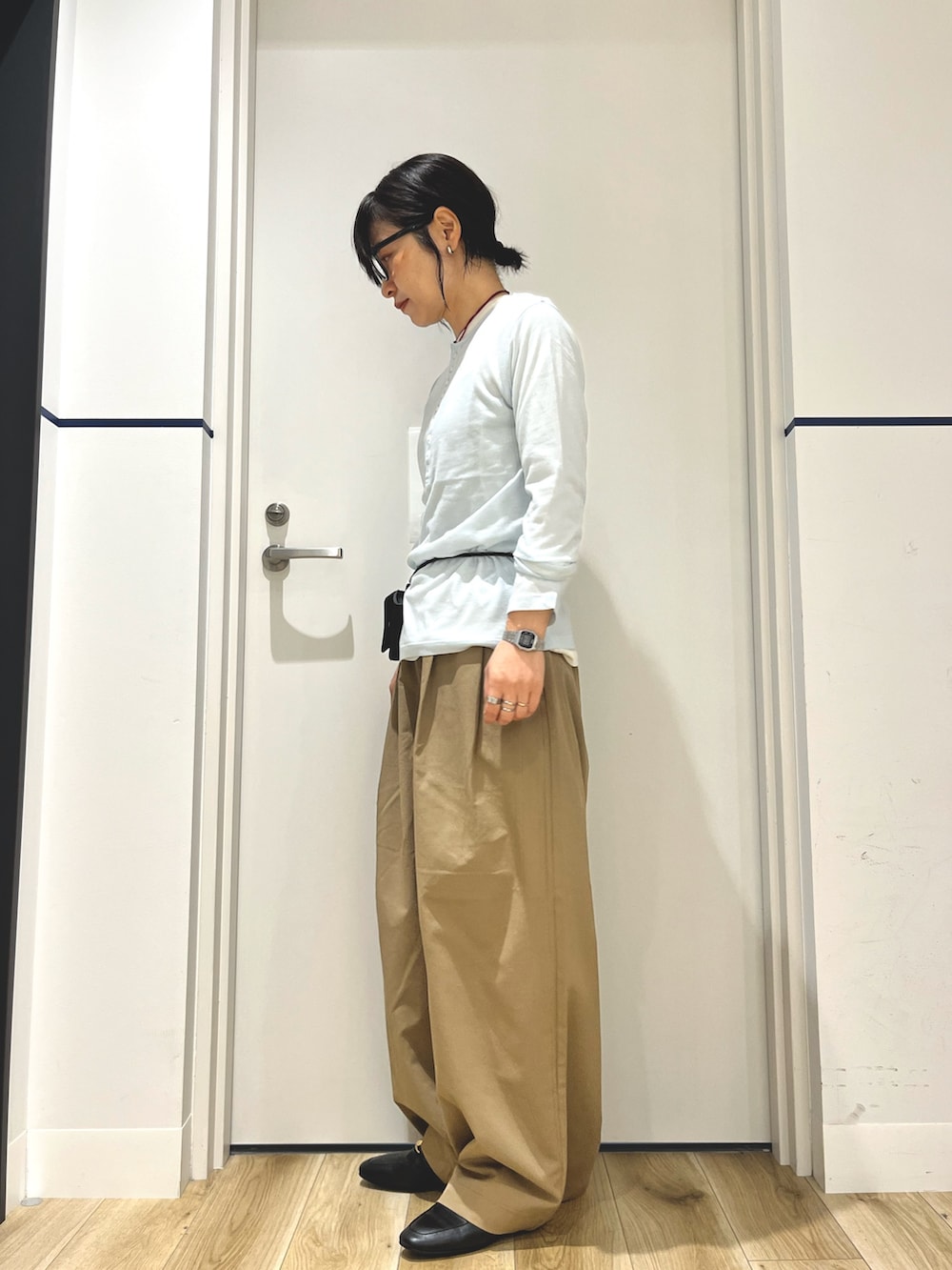 ベージュ系のその他パンツ、ブラック系のローファー、ホワイト系のTシャツ/カットソーを着用したレディースの秋コーディネートの2枚目の写真