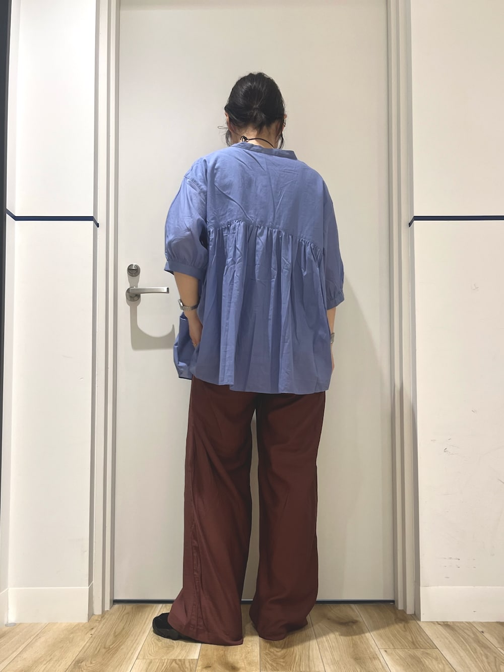 レッド系のその他パンツ、ブルー系のシャツ/ブラウス、ブラック系のその他シューズを着用したレディースの夏コーディネートの3枚目の写真