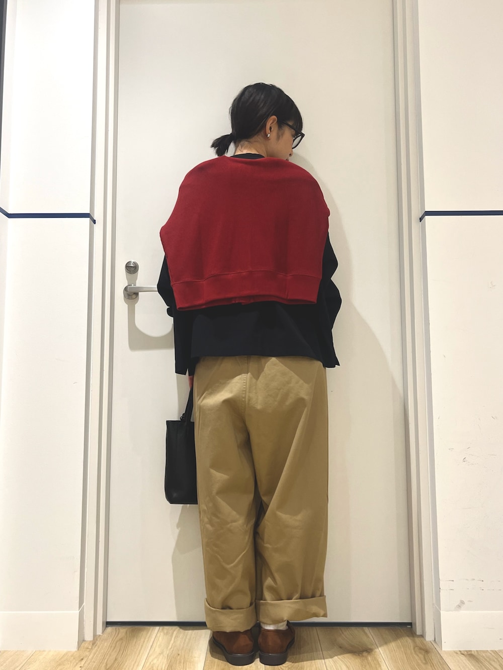 ベージュ系のその他パンツ、イエロー系のローファー、ブラック系のトートバッグを着用したレディースの秋コーディネートの3枚目の写真