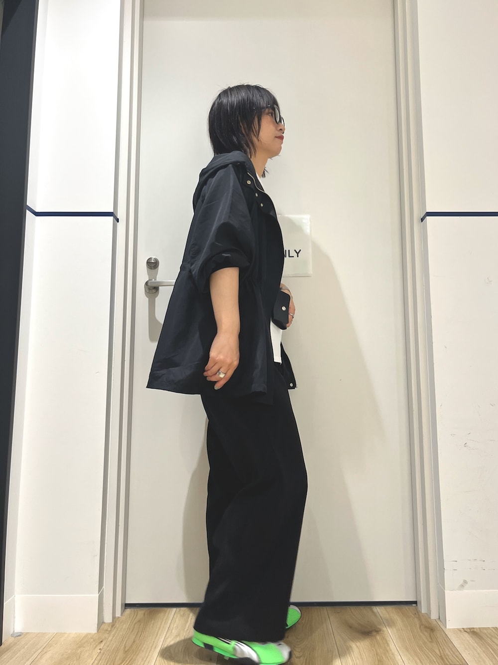 グリーン系のスニーカー、ブラック系のその他パンツ、ホワイト系のTシャツ/カットソーを着用したレディースの秋コーディネートの3枚目の写真