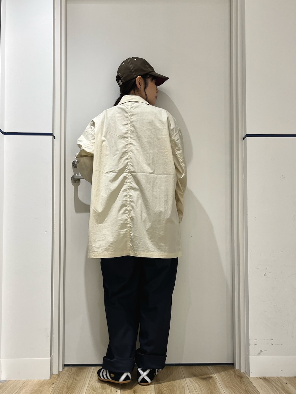 イエロー系のTシャツ/カットソー、ホワイト系のシャツ/ブラウス、ブラック系のバックパック/リュックを着用したレディースの秋コーディネートの3枚目の写真