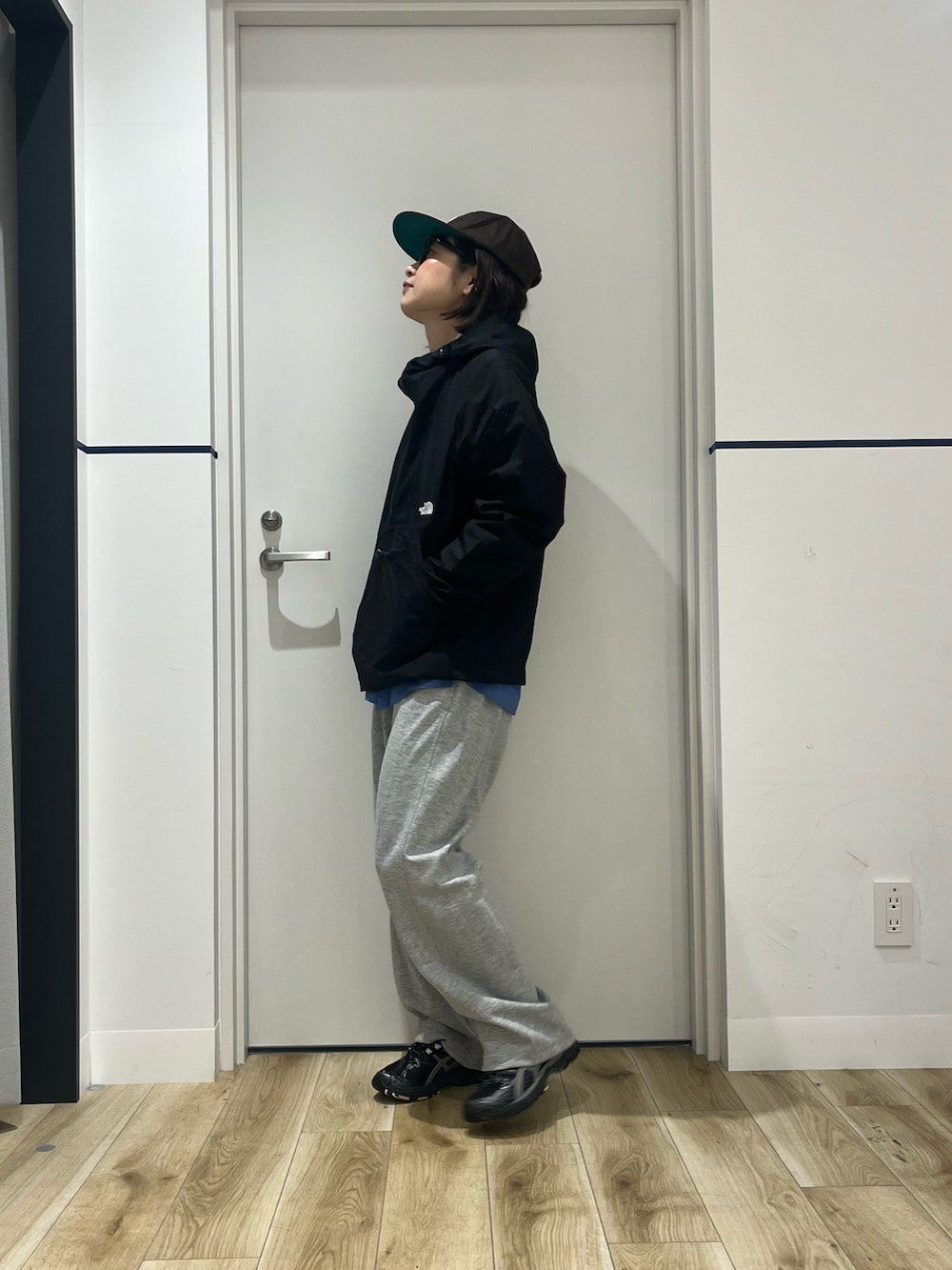 グレー系のその他パンツ、ブラック系のシューズ、ブルー系のシャツ/ブラウスを着用したレディースの冬コーディネートの3枚目の写真