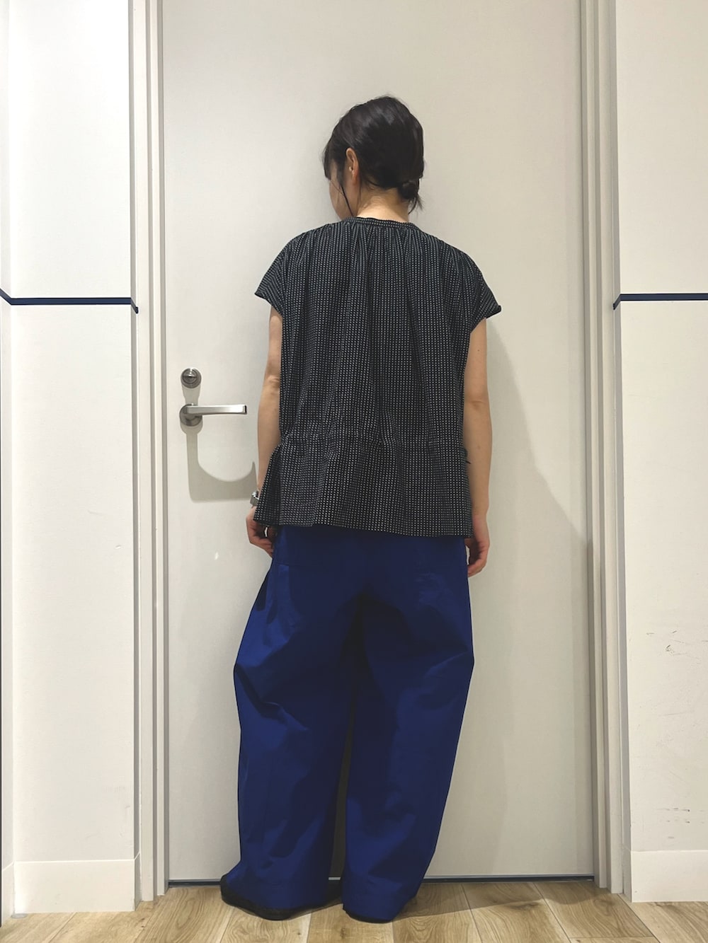 ブラック系のその他シューズ、ブルー系のその他パンツ、ブラック系のシャツ/ブラウスを着用したレディースの夏コーディネートの3枚目の写真