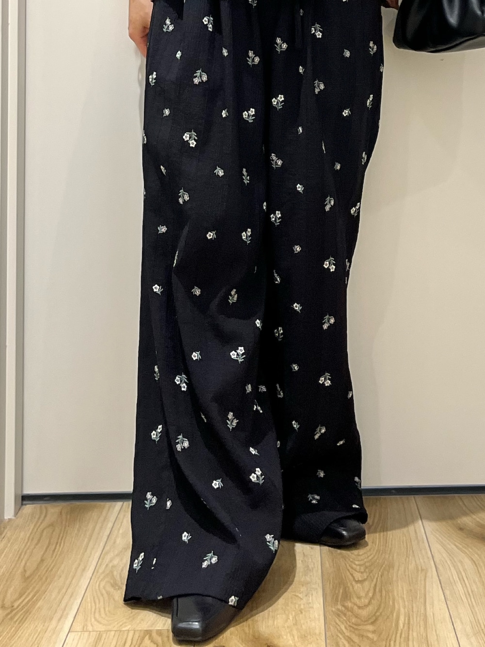 ブラウン系のシャツ/ブラウス、ブラック系のショルダーバッグ、ブルー系のその他パンツを着用したレディースの春コーディネートの5枚目の写真