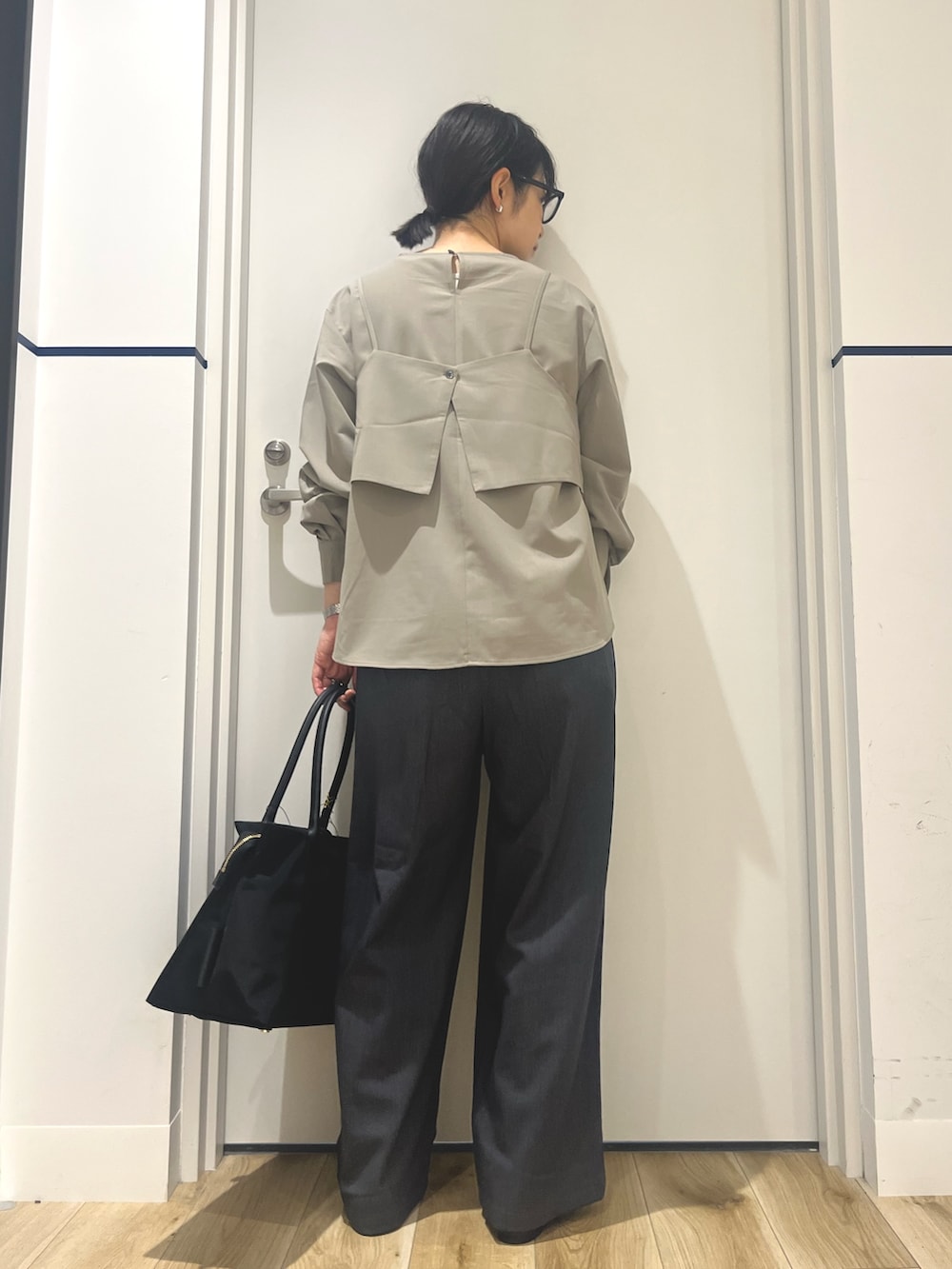 ブラック系のパンプス、グレー系のその他パンツ、ベージュ系のシャツ/ブラウスを着用したレディースの秋コーディネートの3枚目の写真
