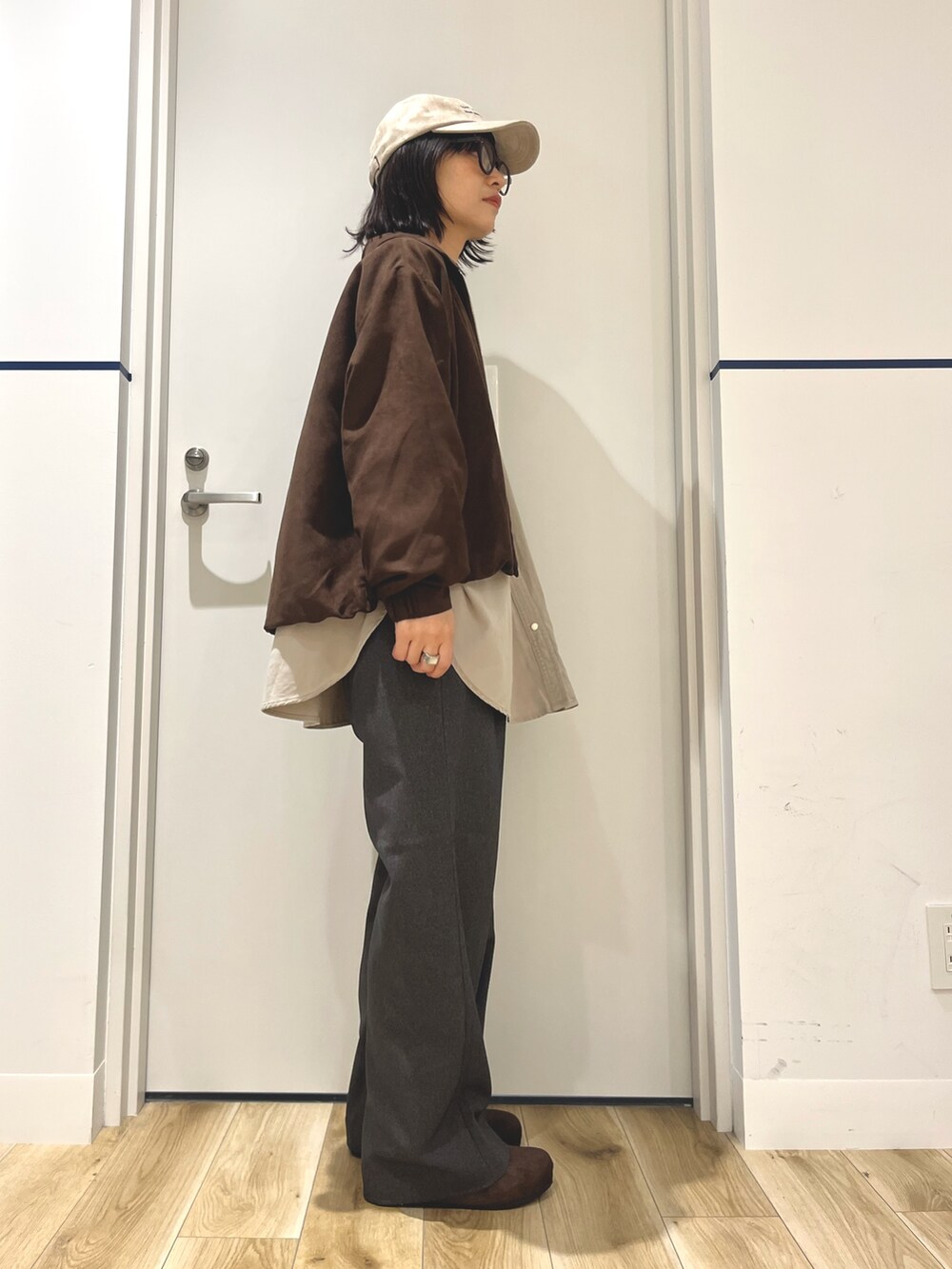 ブラウン系のブルゾン、ブラウン系のその他シューズ、グレー系のその他パンツを着用したレディースの秋コーディネートの4枚目の写真