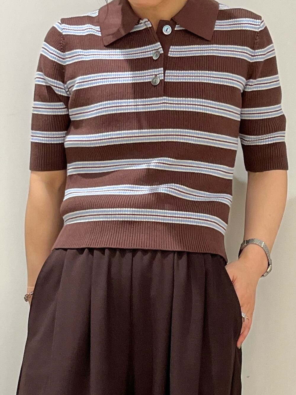 ブラウン系のニット/セーター、ブラウン系のその他パンツ、ブラック系のサンダルを着用したレディースの夏コーディネートの2枚目の写真