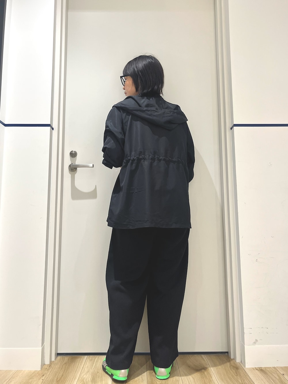 グリーン系のスニーカー、ブラック系のその他パンツ、ホワイト系のTシャツ/カットソーを着用したレディースの秋コーディネートの4枚目の写真