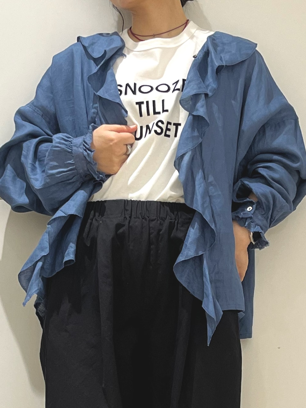 ブルー系のシャツ/ブラウス、ホワイト系のTシャツ/カットソー、グレー系のトートバッグを着用したレディースの夏コーディネートの5枚目の写真