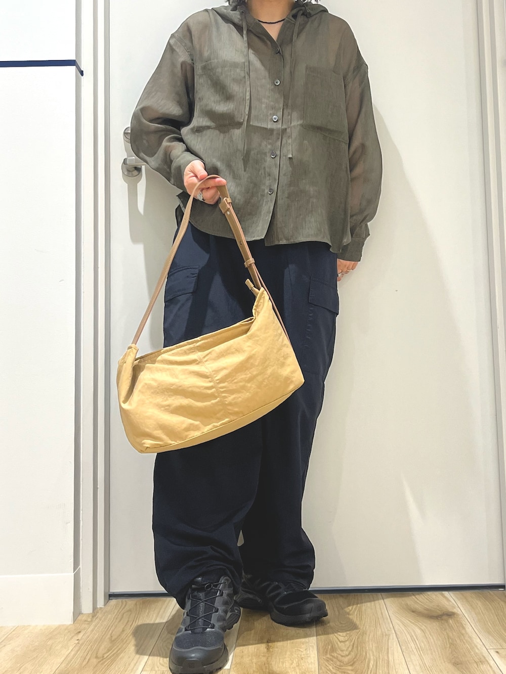 グレー系のシャツ/ブラウス、ベージュ系のバッグ、ブルー系のその他パンツを着用したレディースの夏コーディネートの4枚目の写真