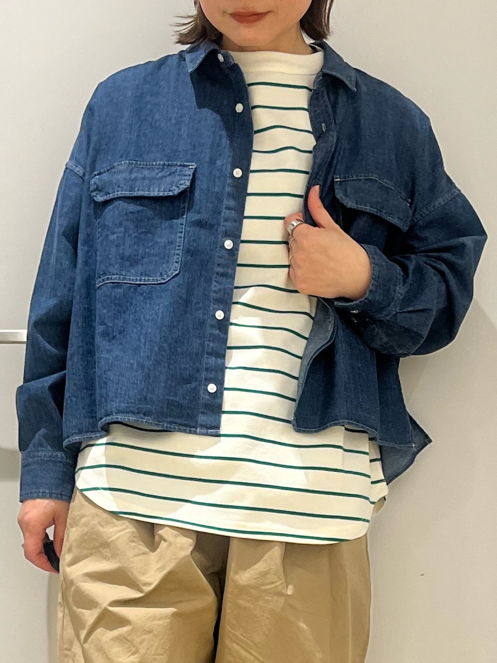 ブルー系のシャツ/ブラウス、ホワイト系のTシャツ/カットソー、ベージュ系のその他パンツを着用したレディースの春コーディネートの4枚目の写真