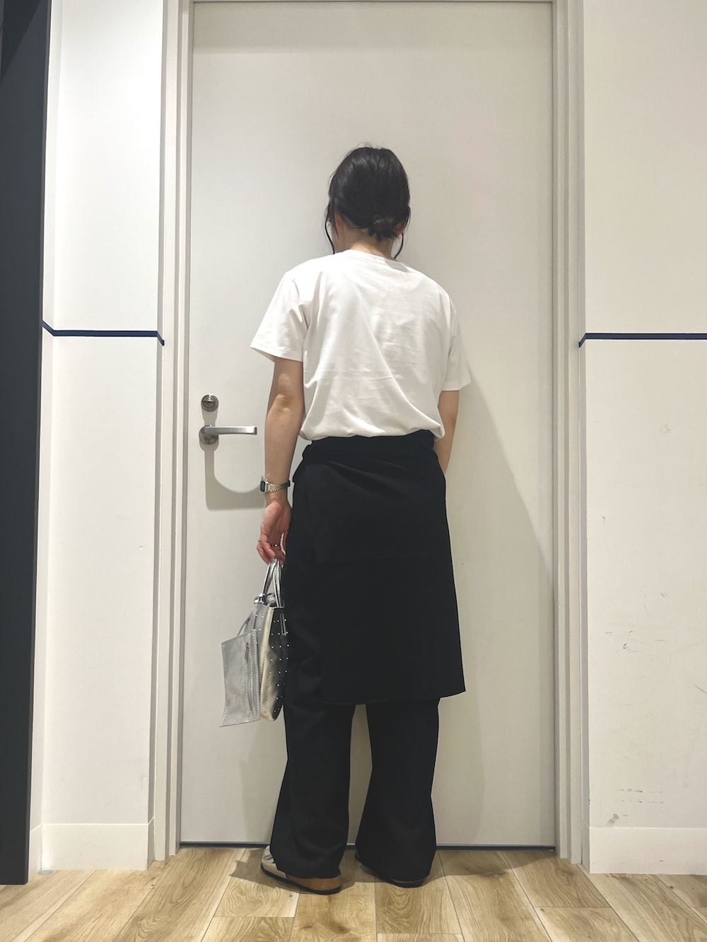 シルバー系のトートバッグ、ブラック系のその他パンツ、シルバー系のサンダルを着用したレディースの夏コーディネートの3枚目の写真