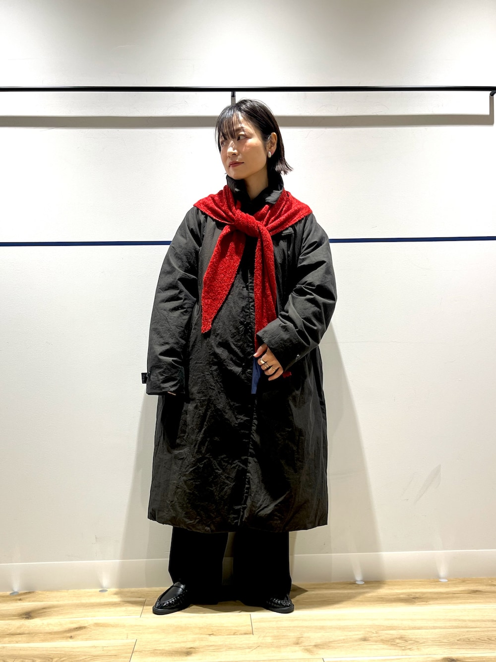 ブラック系のダウンジャケット/コート、ブラック系のその他パンツ、ブラック系のローファーを着用したレディースの冬コーディネートの2枚目の写真