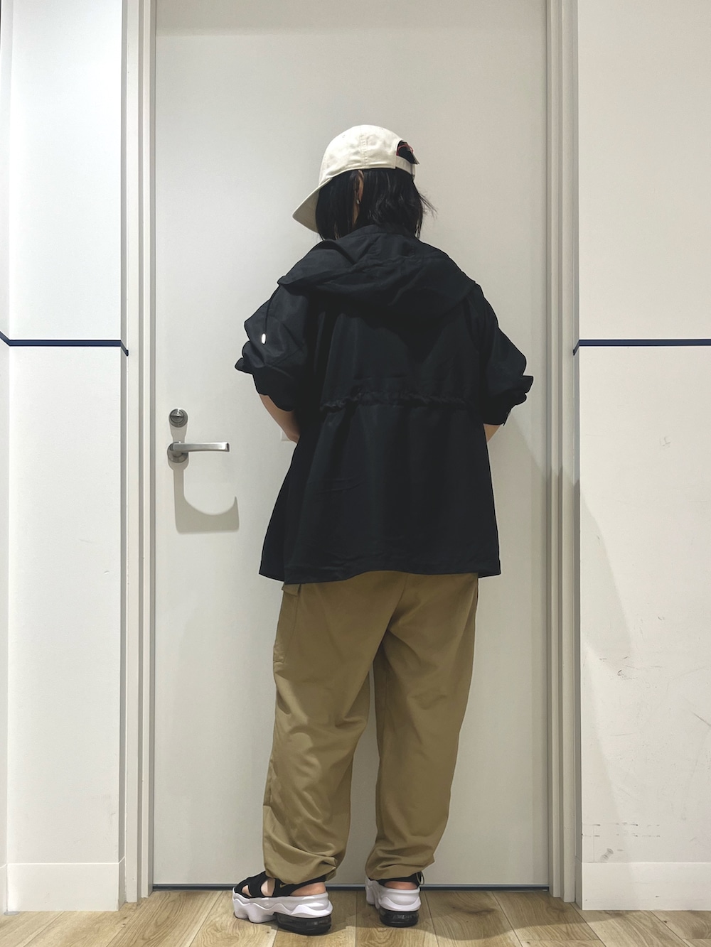 ブラック系のその他アウター、ブラック系のTシャツ/カットソー、ベージュ系のその他パンツを着用したレディースの夏コーディネートの3枚目の写真