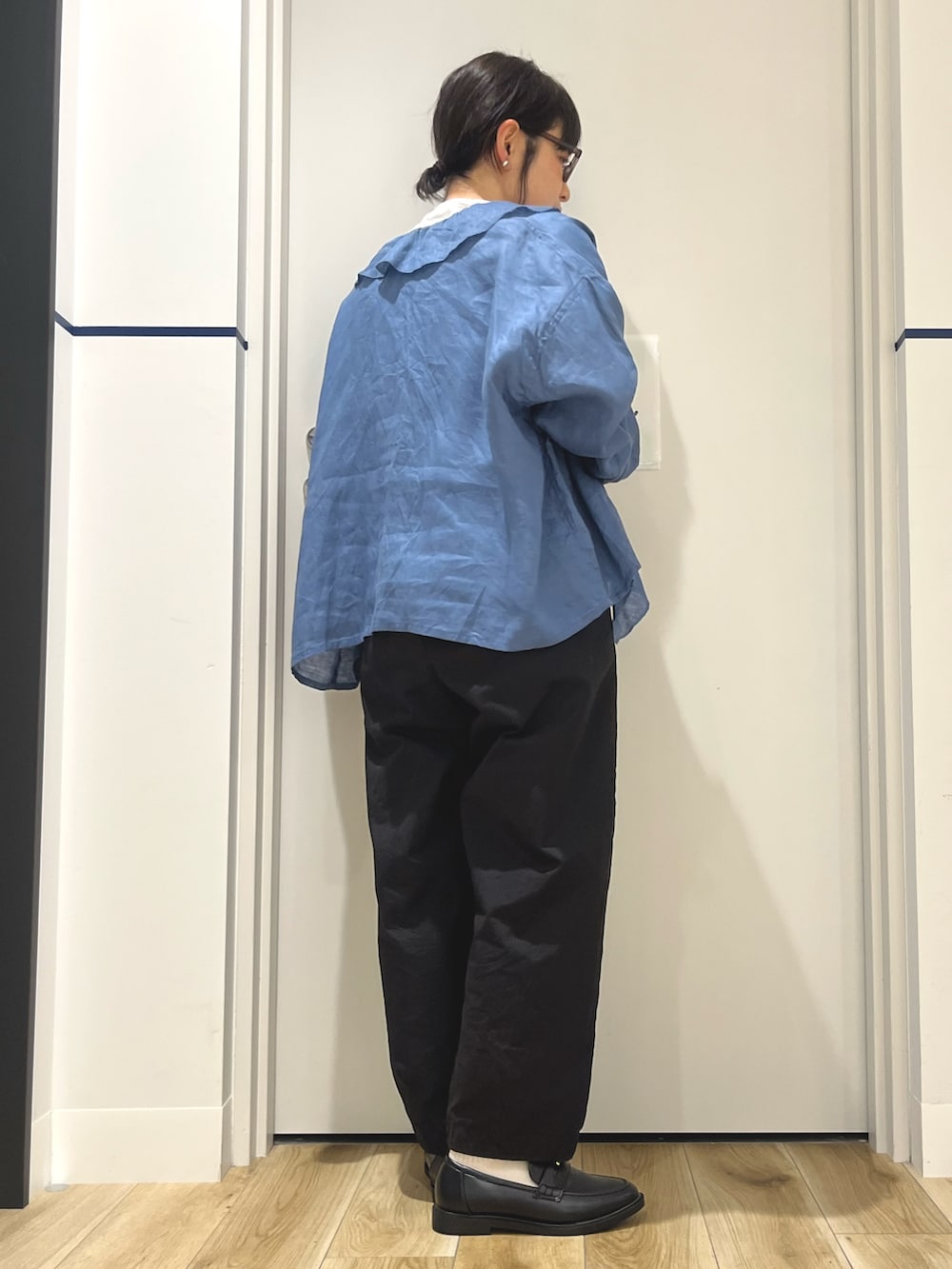 ブルー系のシャツ/ブラウス、ホワイト系のTシャツ/カットソー、グレー系のトートバッグを着用したレディースの夏コーディネートの3枚目の写真