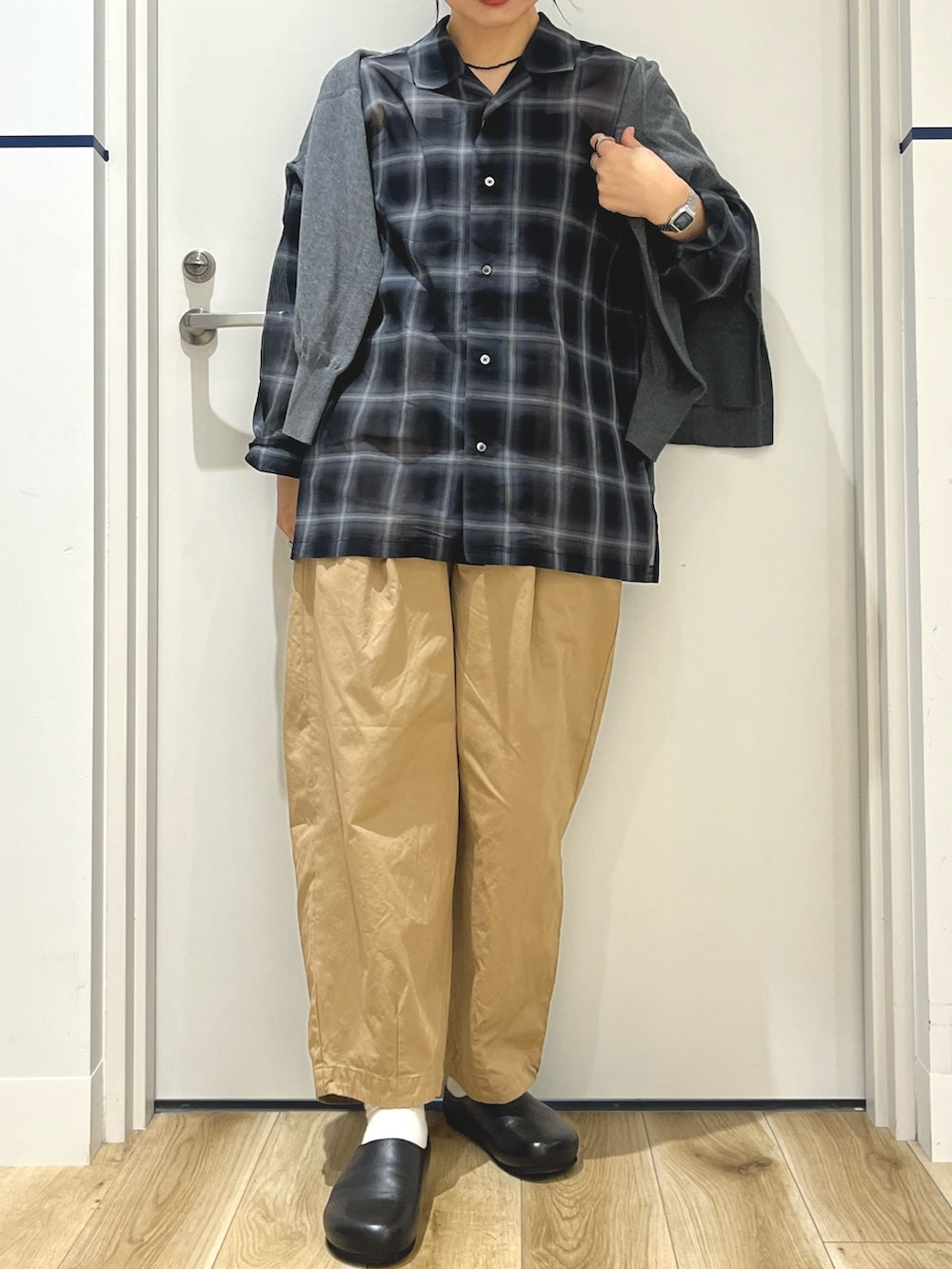 グレー系のカーディガン/ボレロ、ベージュ系のその他パンツ、ブラウン系のトートバッグを着用したレディースの秋コーディネートの5枚目の写真