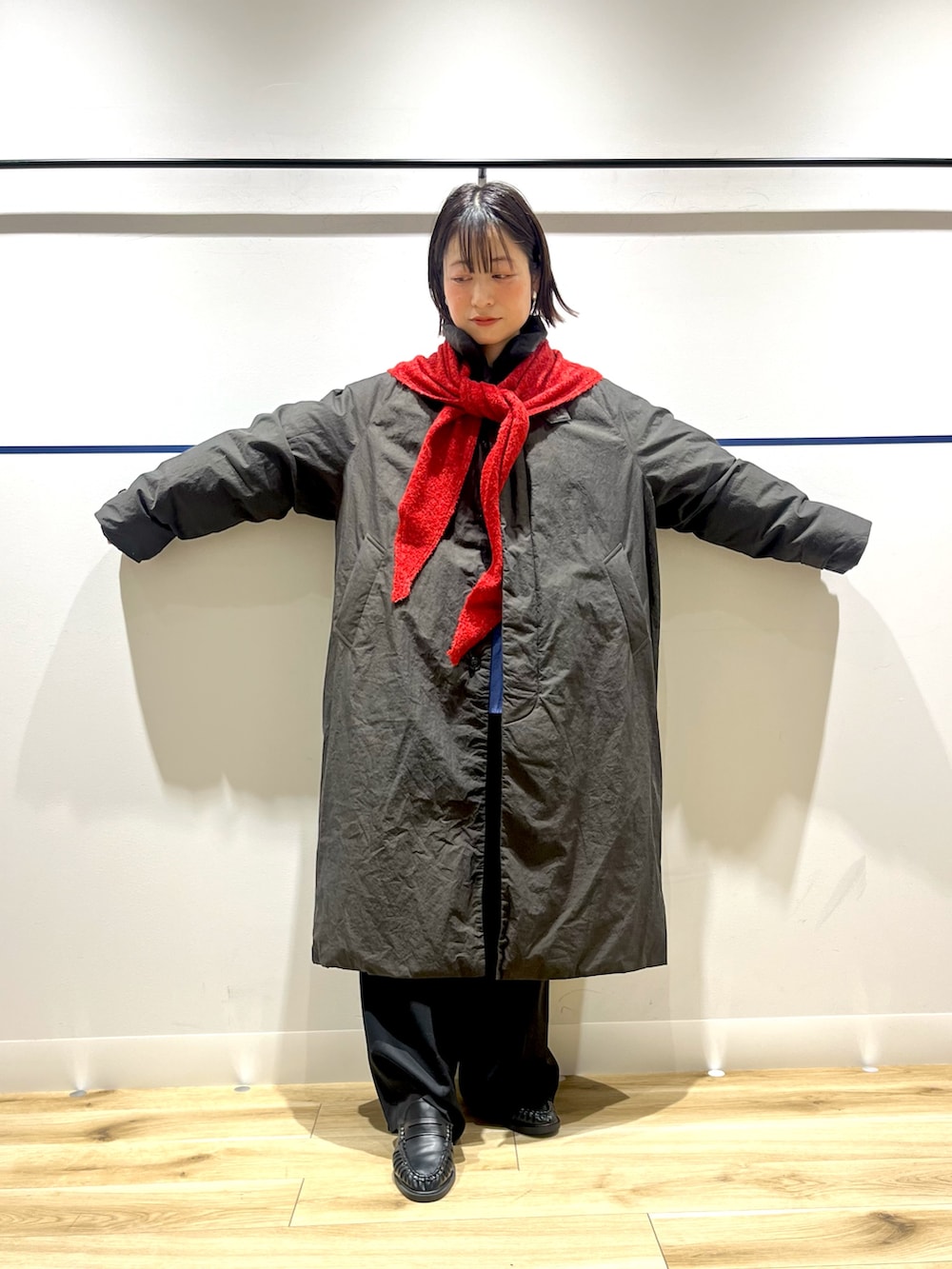 ブラック系のダウンジャケット/コート、ブラック系のその他パンツ、ブラック系のローファーを着用したレディースの冬コーディネートの5枚目の写真