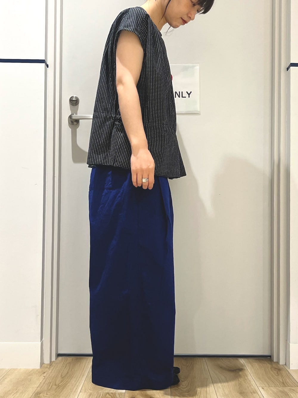 ブラック系のその他シューズ、ブルー系のその他パンツ、ブラック系のシャツ/ブラウスを着用したレディースの夏コーディネートの2枚目の写真