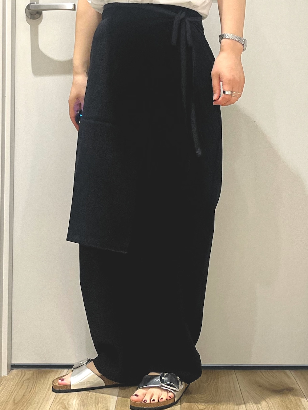 シルバー系のトートバッグ、ブラック系のその他パンツ、シルバー系のサンダルを着用したレディースの夏コーディネートの4枚目の写真