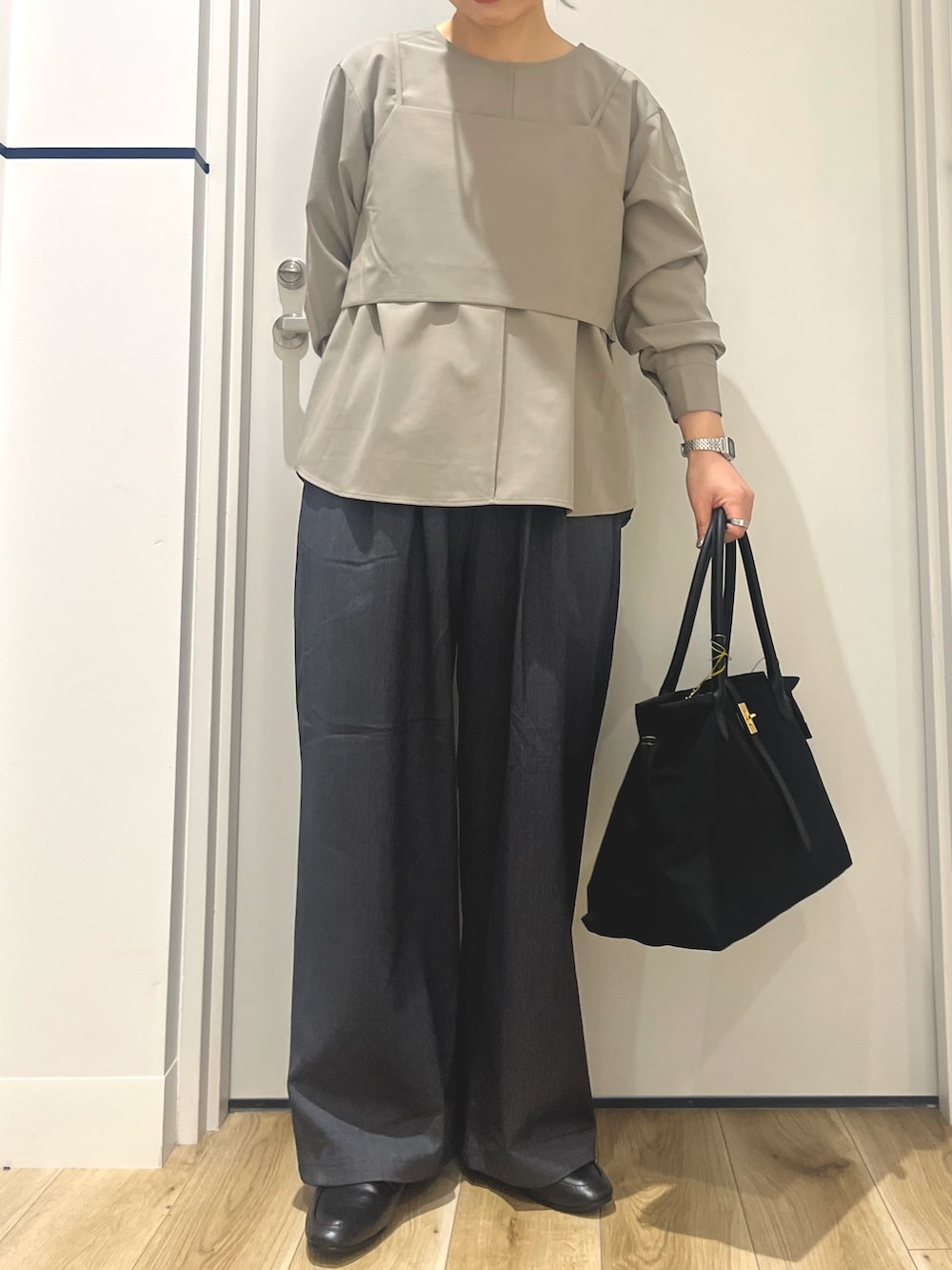 ブラック系のパンプス、グレー系のその他パンツ、ベージュ系のシャツ/ブラウスを着用したレディースの秋コーディネートの4枚目の写真